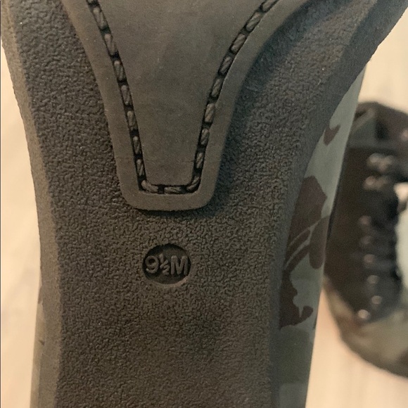 Chunky Heeled Green and Black Boots with Lace-Up Design - Picture 3 of 7